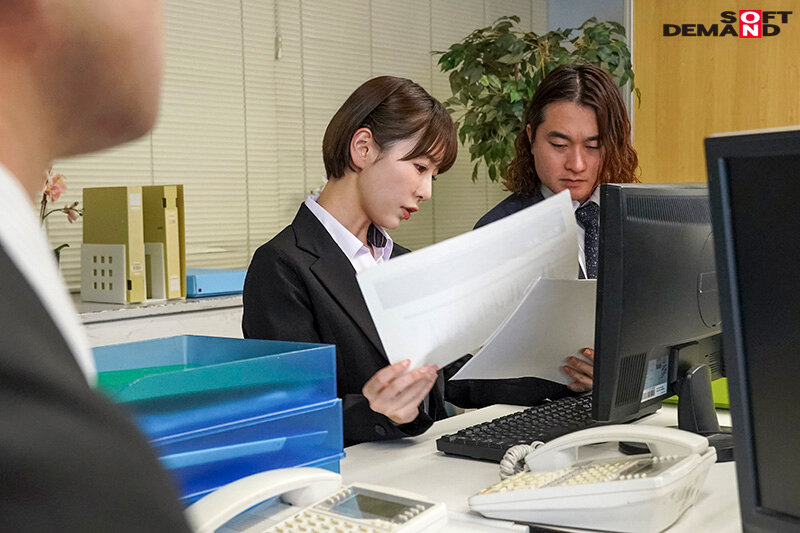 終業後の居酒屋NTR ヤリチンの後輩たちに弱みを握られた彼女は酔いつぶれた僕の隣でなされるがまま中出しされた 都築亜美