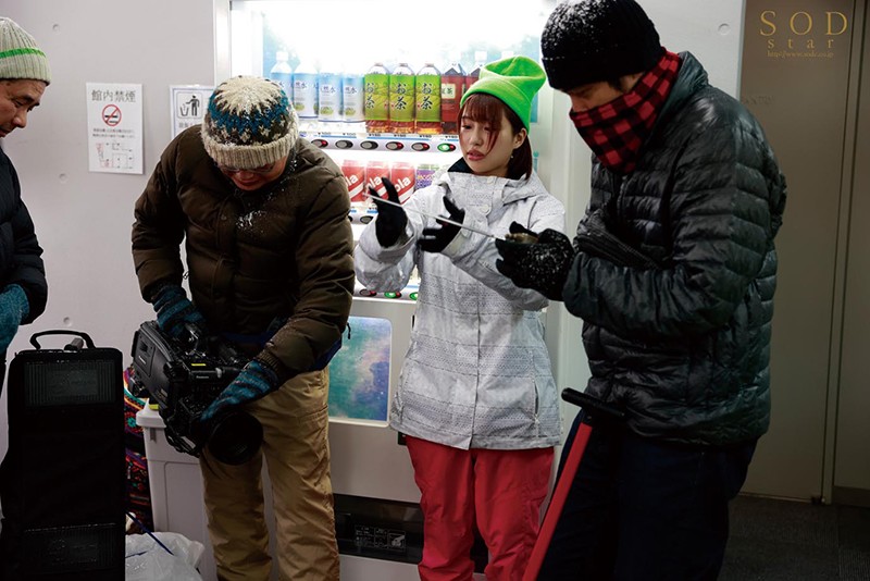 ロケ帰り相部屋NTR 大雪で東京に帰れなくなったお天気お姉さんが、仕事の愚痴を聞いてくれる新人ADと妊娠するまで中出ししまくった一晩。 唯井まひろ