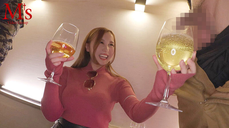 ハシゴ酒！逆ナンパ！小便大好き変態お姉さんが笑顔でガブ飲み飲尿トゥナイト 飲めば飲むほどエロくなる！ションベンまみれのハイテンションごっくんFUCK 朝倉ここな