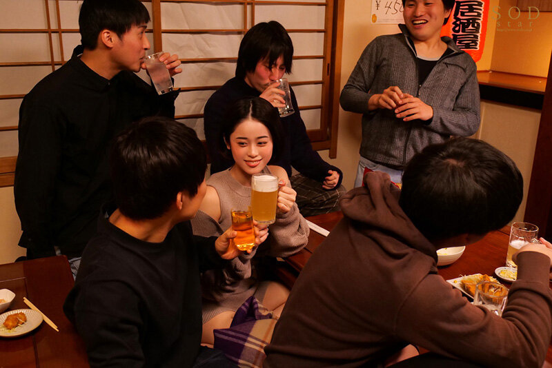 サークルの飲み会で酔いつぶれて目が覚めたら先輩の巨乳カノジョ宅にいて…部屋着から見える胸チラ、マンチラに我慢ができず襲ってしまい朝まで巣ごもり浮気SEX MINAMO