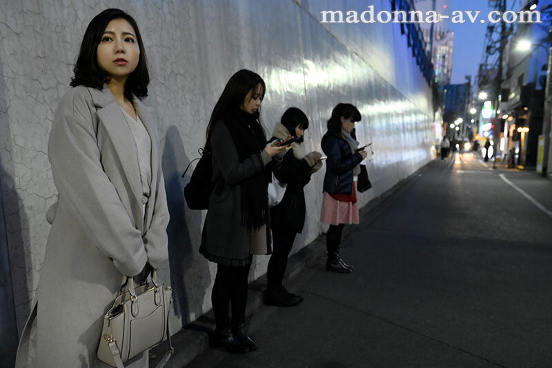 街角に妻を1時間立たせてみたら…。立ちんぼ 吉澤友貴