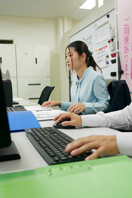 営業部の静音さんは隠れフェラニスト 男性社員の都合の良いおしゃぶりペット しかも精飲好き 立華静音