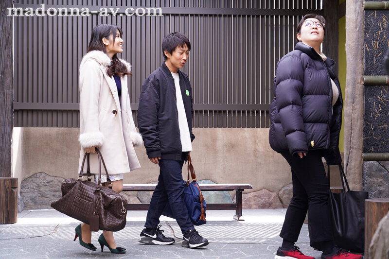 家族揃っての温泉旅行で…。 ≪倦怠期の義姉≫に誘惑された‘童貞’の僕は朝まで中出しSEXに溺れた。 神宮寺ナオ