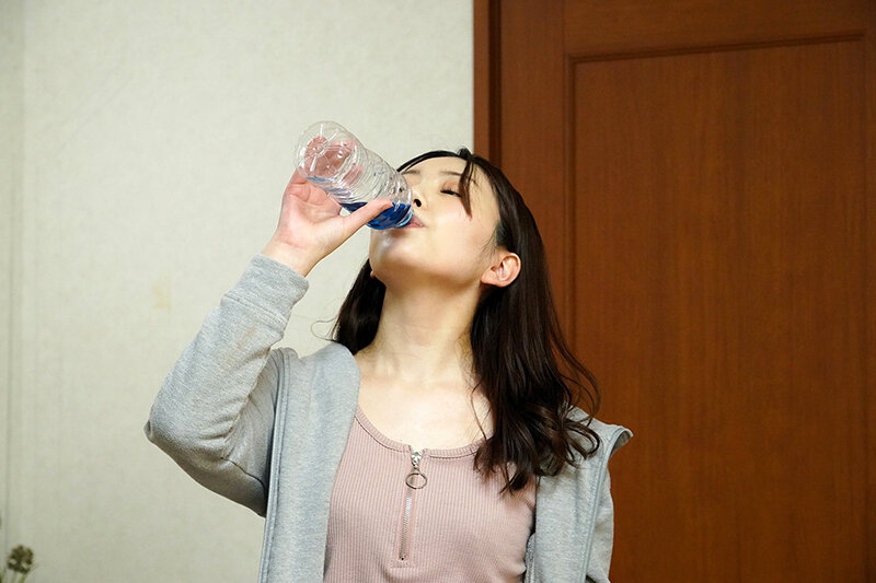 「媚薬なんか効くわけない」と飲み干した義母がまさかの発情？！家事をしながら家中のモノをズボズボ挿入！イキ潮まき散らしオナニー！！