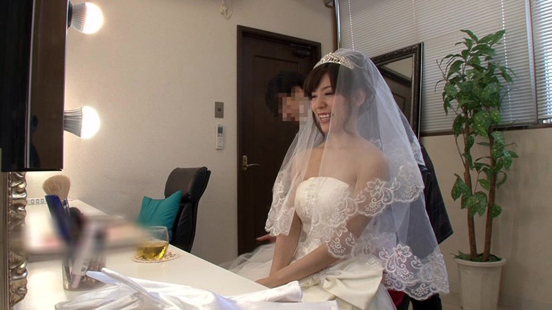 結婚式前にウェディングドレス姿で記念写真を撮影する幸せ絶頂のカップルの花嫁に『媚薬』、新郎に『眠剤』を飲ませたら、ウェディングドレス姿の花嫁が発情！寝ている新郎の目の前で他人のチ○ポを求め、ヨダレをダラダラ流しながら腰を振りまくって初めての浮気！