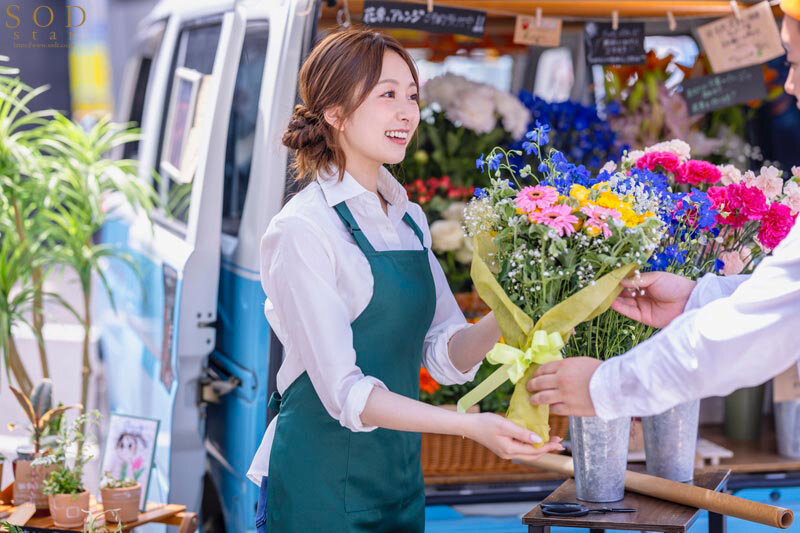 移動式花屋を営んでいる夫婦の妊活は、見知らぬ男達に妻を寝取らせた後にする【至高の10ピストン即中出し】で着床を目指している。 青空ひかり