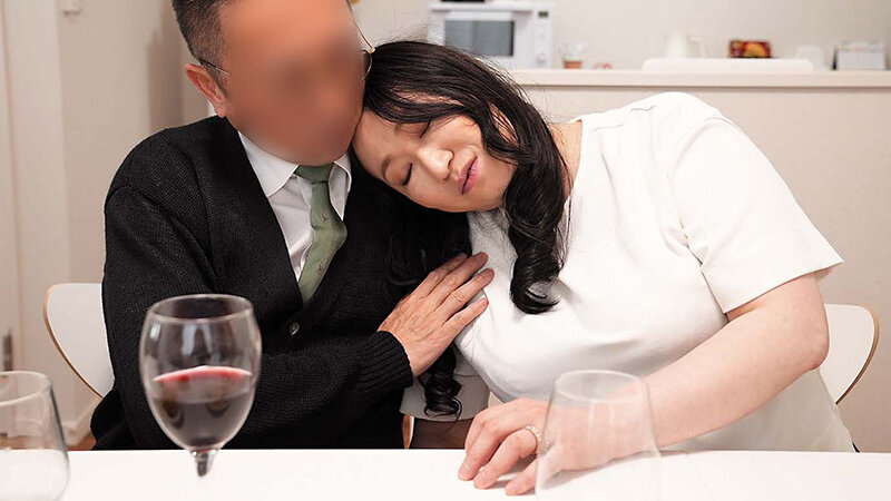 熟女の同窓会！ 数十年ぶりに再会した同級生との秘密のセックス！